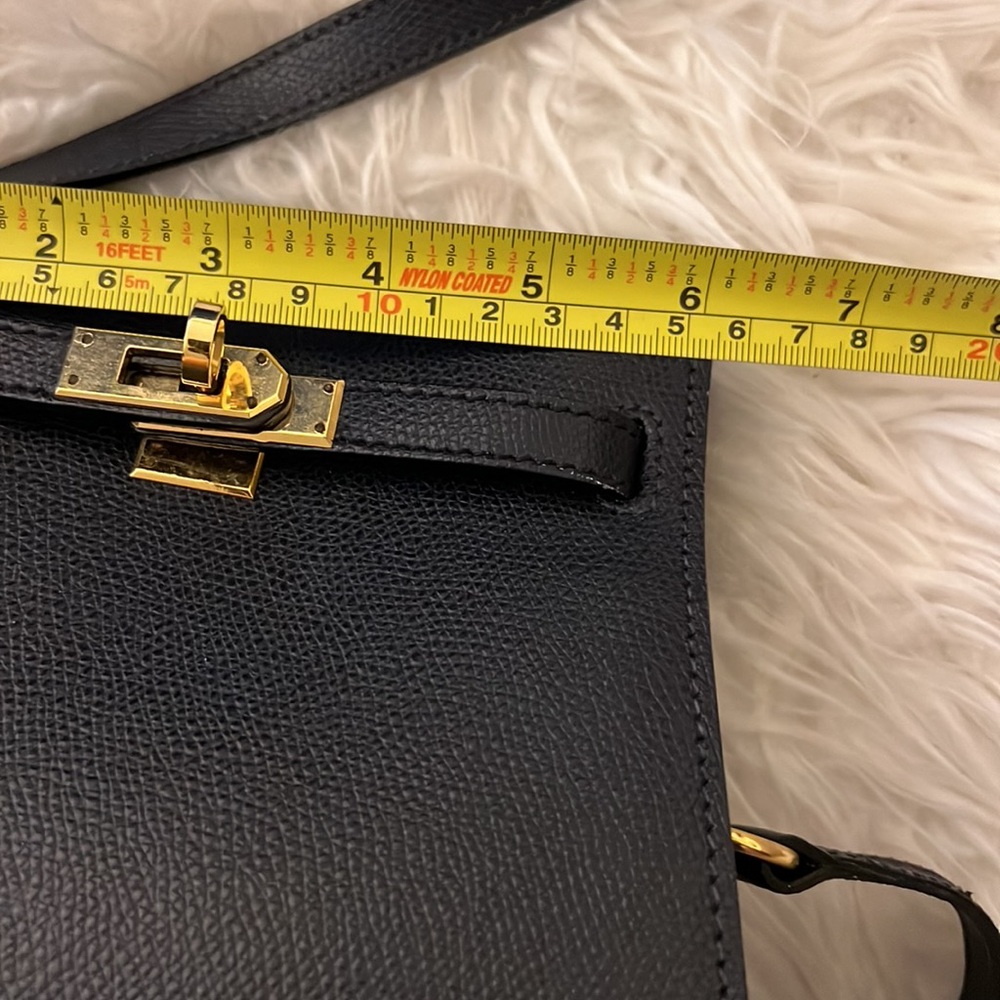 Elegant Black Crossbody Bag with Structured Design - Picture 9 of 10